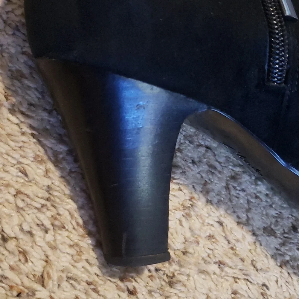 Clarks Artisan Booties 10M Womens Black Suede Heeled Zippered Comfort Shoes